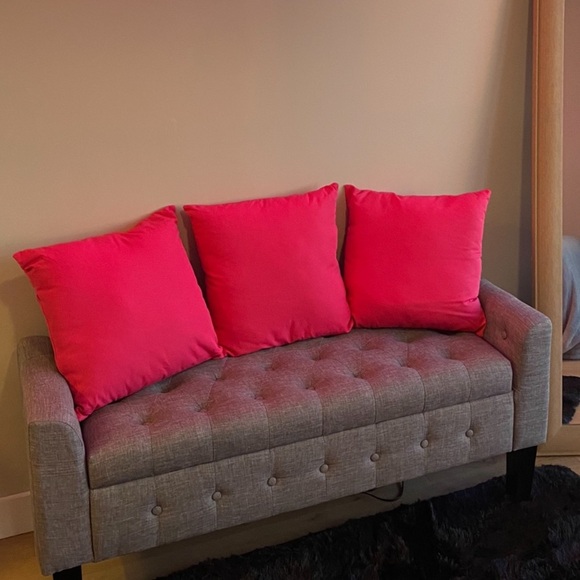 3 decorative pink throw pillows - Picture 2 of 2